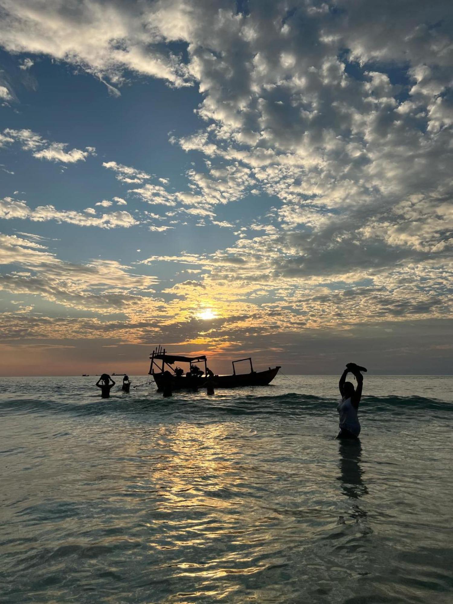 Easy Tiger - M'Pai Bay Beach, Đảo Koh Rong Samloem Ngoại thất bức ảnh