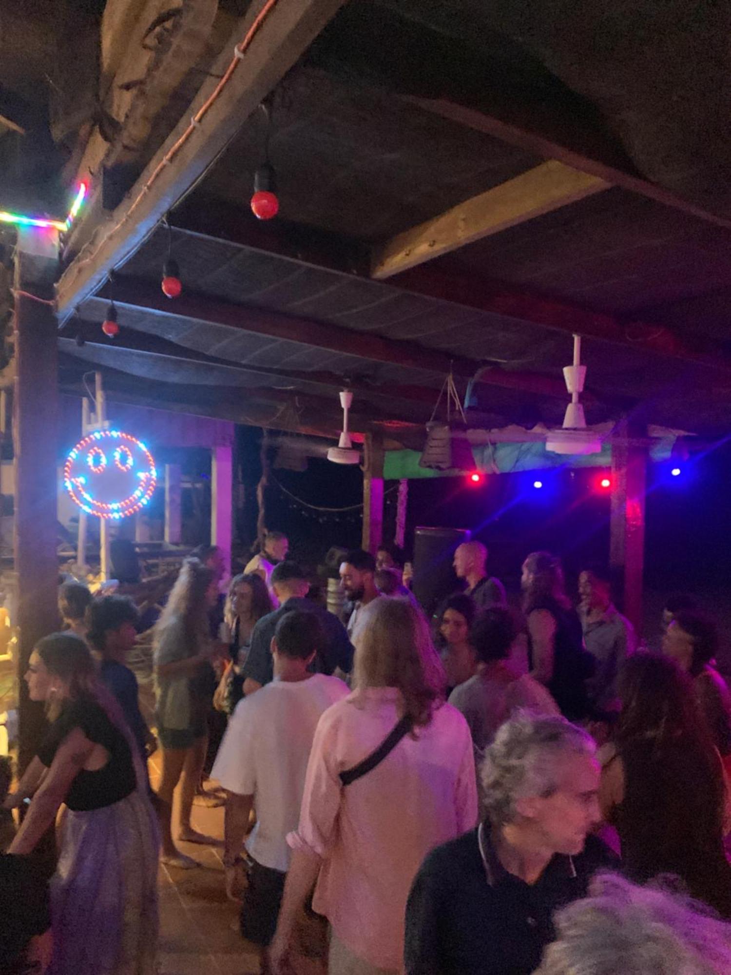 Easy Tiger - M'Pai Bay Beach, Đảo Koh Rong Samloem Ngoại thất bức ảnh