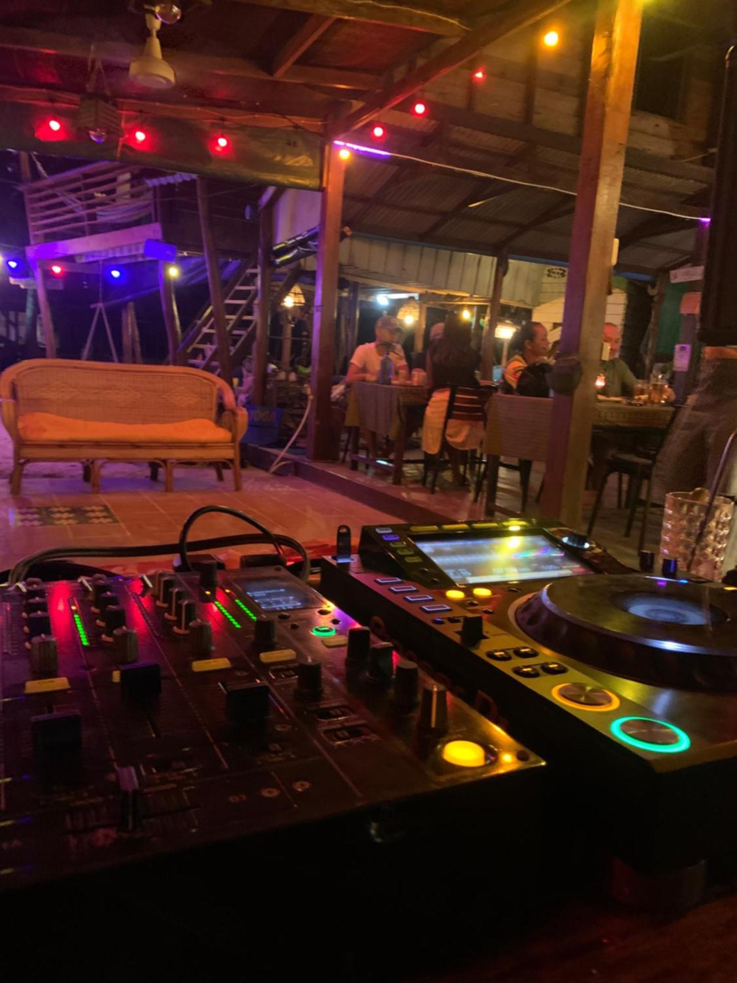 Easy Tiger - M'Pai Bay Beach, Đảo Koh Rong Samloem Ngoại thất bức ảnh