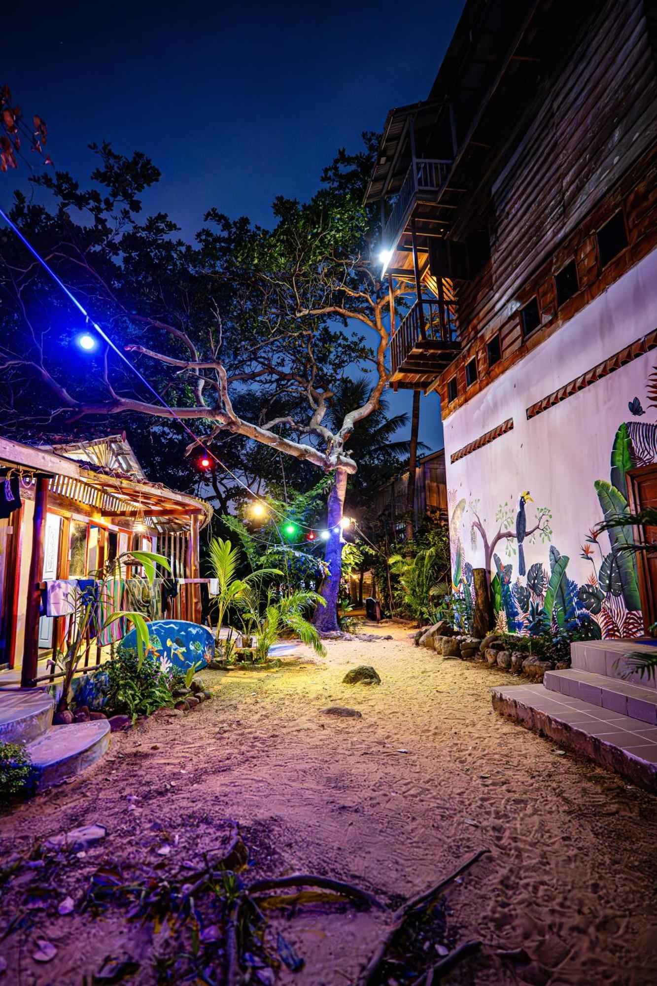 Easy Tiger - M'Pai Bay Beach, Đảo Koh Rong Samloem Ngoại thất bức ảnh