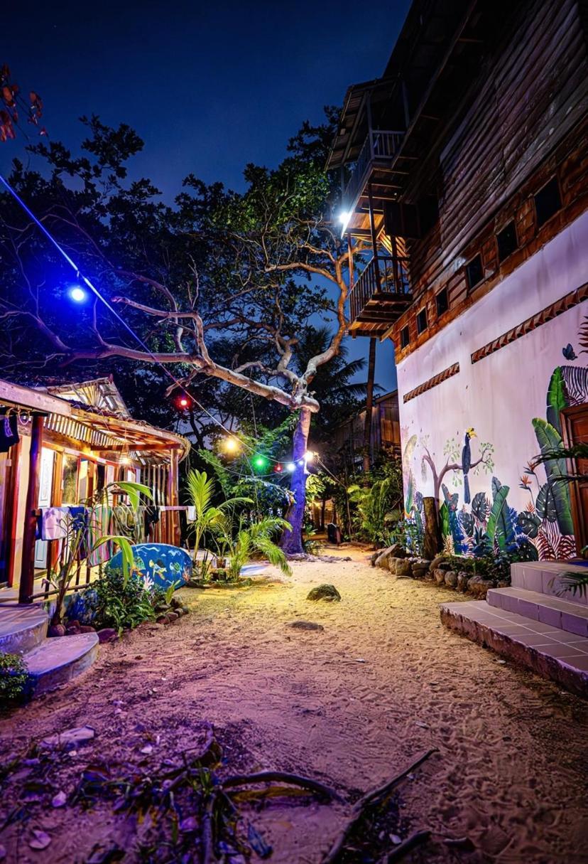 Easy Tiger - M'Pai Bay Beach, Đảo Koh Rong Samloem Ngoại thất bức ảnh