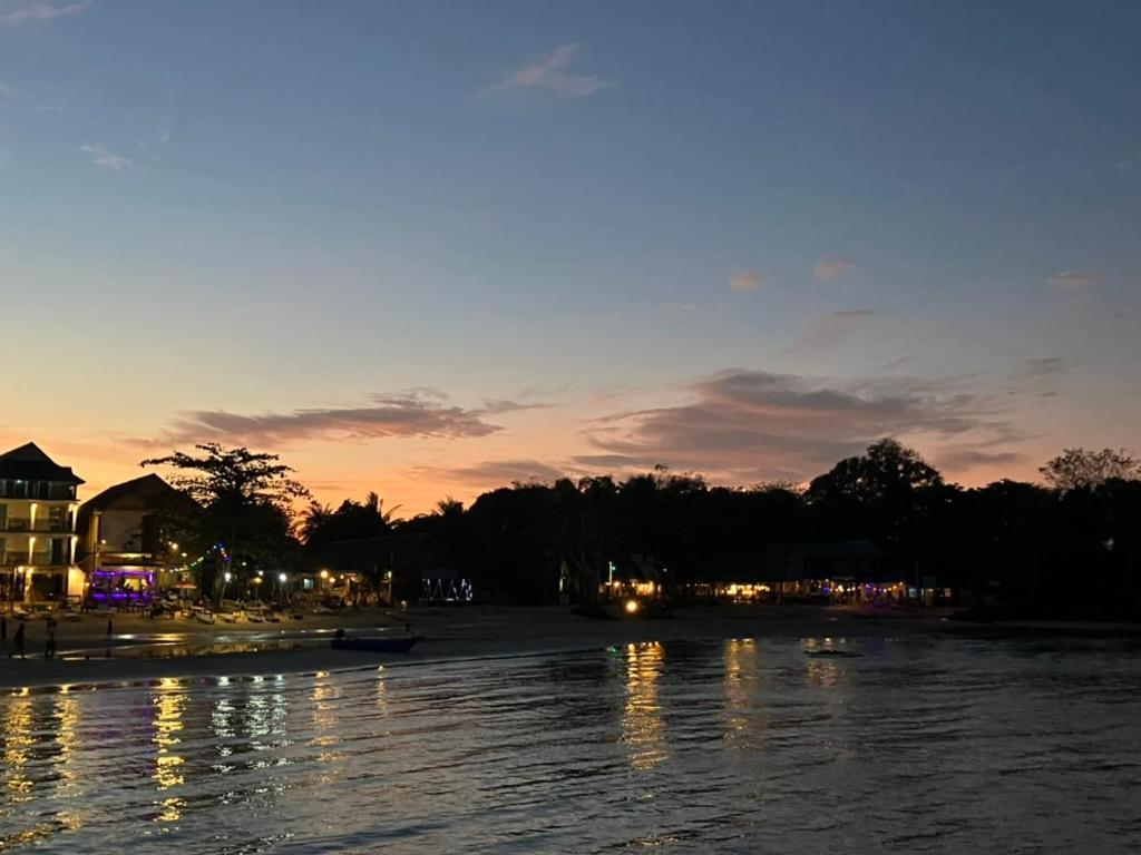 Easy Tiger - M'Pai Bay Beach, Đảo Koh Rong Samloem Ngoại thất bức ảnh